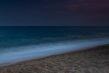 Wieczorem na plaży Costa Brava w Malgrat de Mar