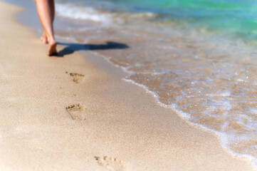 Frau läuft an einem wunderschönen Sandstrand entlang