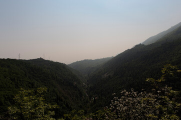 Wanderweg durch das Valle delle Cartiere im Norden von Italien - Aussicht auf das Tal