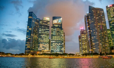 Fototapeta na wymiar SINGAPORE - JANUARY 4, 2020: Night skyline and city buildings of Downtown
