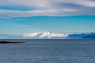 die kleine Hafenstadt Höfn auf Island mit einem herrlichen Blick auf den Gletscher
