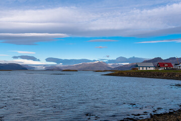 die kleine Hafenstadt Höfn auf Island mit einem herrlichen Blick auf den Gletscher