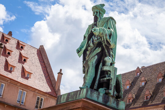 Statue de Johannes Gutenberg in Strasbourg old town, France