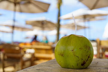 Coco gelado sobre a mesa na praia 