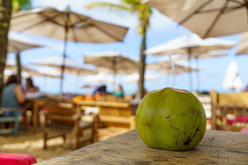 Coco gelado sobre a mesa na praia 