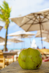 Coco gelado sobre a mesa na praia  © Luciano Ribeiro