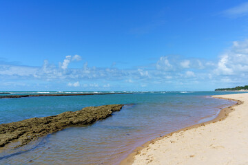 Fototapeta na wymiar Paisagem da linda praia do Arraial da Ajuda, litoral da Bahia, Nordeste brasileiro. Cena de resort, cena de férias.