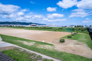 青空と河原の土手