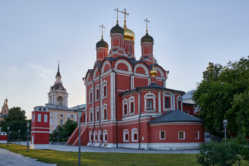 Fototapeta na wymiar Moscow. Park Zaryadye. Znamensky Cathedral and Varvara Church