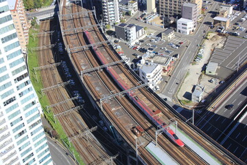 新幹線や在来線、車道、歩道などが立体的に交差している街の風景