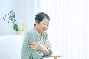 室内で寒気を感じるシニア女性