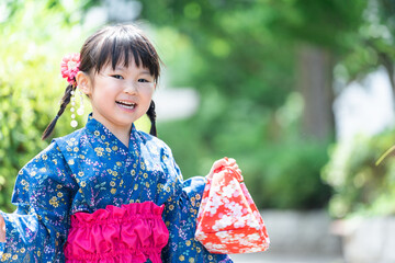 浴衣姿の4歳の子供（夏休み・お祭り・育児・子育て・女の子）