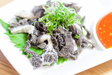 牛ホルモンの湯引きセンマイ