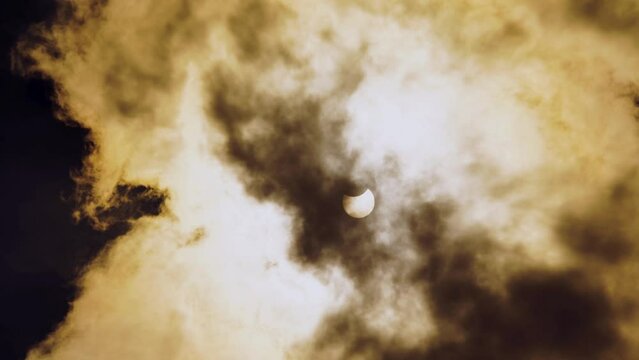 Toma definida de Eclipse Solar con nubes pasando. Misteriosa imagen de Eclipse de Sol en M&eacute;xico 2017