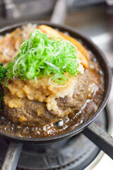 厨房でハンバーグを煮込み中