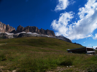 passeggiando sul passo del pordoi, triveneto, italia