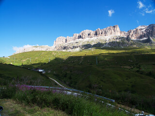 passeggiando sul passo del pordoi, triveneto, italia