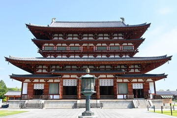 奈良市の世界文化遺産薬師寺の金堂が壮観