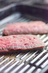 鉄板で牛肉を焼く