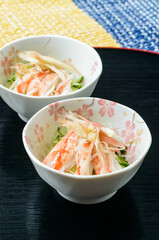 夏に爽やかな酢の物料理。カニ肉ときゅうりの酢の物みょうが添え。