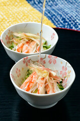 夏に爽やかな酢の物料理。カニ肉ときゅうりの酢の物みょうが添え。