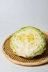 瑞々しい甘いキャベツ.　サラダや煮込み料理やその他の料理に使用される美味しい野菜