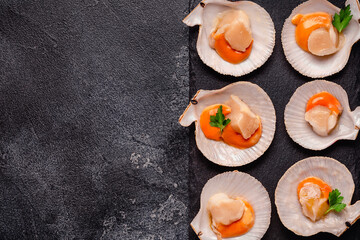 Raw scallops with lemon parsley