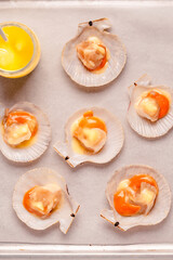 Raw scallops with melted butter