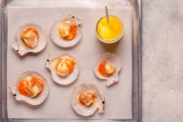 Raw scallops with melted butter