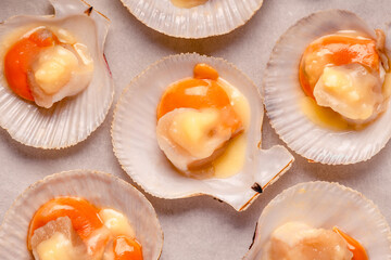 Raw scallops with melted butter