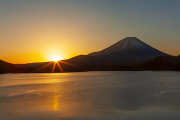 富士山と日の出の風景　山梨県本栖湖にて