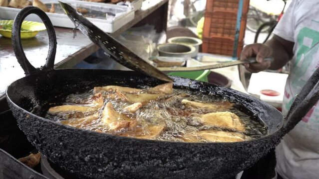 Frying samosa in oil at street stall, Mumbai, India
