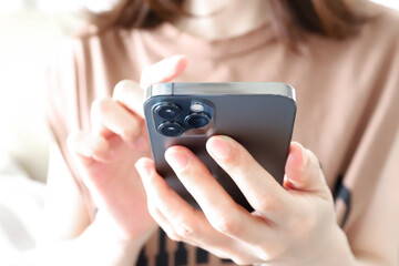 スマホを操作する女性