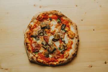Pizza Margherita fresca fatta in casa con mozzarella di bufala e basilico