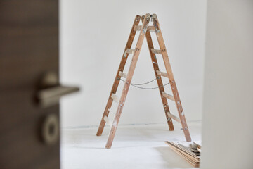 Wooden ladder in room with painting work when building a house © Robert Kneschke