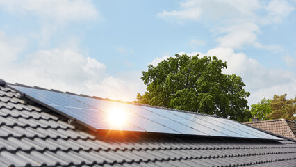 The sun is reflected in a modern solar system on the roof of the house © Robert Kneschke