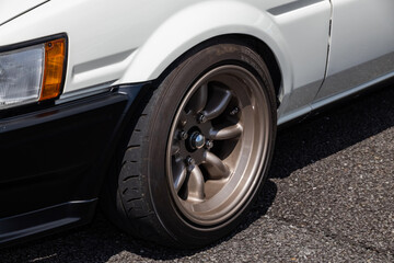 太いタイヤ　fat tires on modified cars
