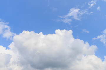 Naklejka na ściany i meble 青い空に浮かぶ白い雲