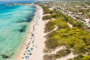 Spiaggia di Punta prosciutto, Porto Cesareo, Puglia, Salento, vista aerea dal drone in estate