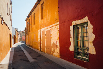 Des rues colorées en Espagne. Une rue avec des maisons jaunes et orange. Une rue traditionnelle en...