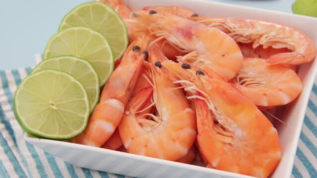 crevettes roses et citron vert dans un plat