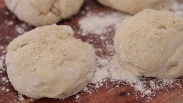 boule de pain cru sur une planche &agrave; d&eacute;couper