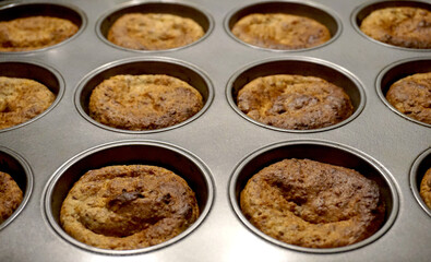 Zwölf Muffins fertig gebacken im Muffinsblech Teig gebräunt