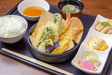 揚げたてサクサクの海老や野菜の天ぷら定食、白米と汁物、副菜が並ぶ豪華な和食セット。余白なし | Crispy shrimp and vegetable tempura set meal with white rice, soup, and side dishes. No copy space.
