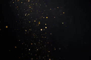 Goldenes Glitzer-Bokeh funkelt Lichter auf dunklem abstraktem Overlay-Hintergrund © nevodka.com