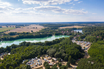 Fototapeta na wymiar Blick auf das Camp am See, Luftaufnahme, Garbicz, Polen, Europa