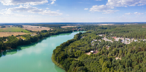 Fototapeta na wymiar fiedliche Landschaft, Naturschutzgebiet mit See und Wald, Polen, Europa