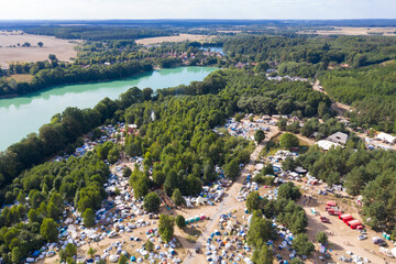 Camping im Wald, Luftaufnahme vom See und Wald in Garbicz, Polen, Europa