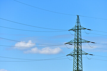 Hochspannungsmast mit Wolken und blauem Himmel