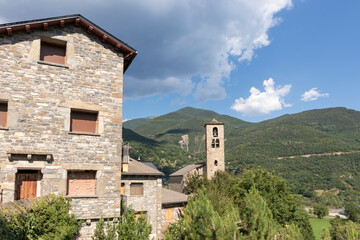 Fototapeta na wymiar Romanesque church in the town of Oto in the Spanish Pyrenees